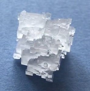Выращивание кристаллов из медного купороса в домашних условиях.